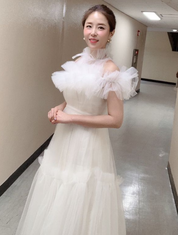 In his debut 24 years, Hong Il Shin Ji of Koyote, the longest mixed group in Korea, showed a bright dress look.Shin Ji posted a photo of her pose on her SNS on the 27th wearing a pure white shadres.Shin Ji released photos taken from various angles with the article Dress was so good to have a good place together # Gaon Chart Music Awards # Awards.In the photo, Shin Ji was elegant and bright with a dress with feathery wrinkles on his neck, arms and chest.It is as good as a new bride, with finely collected hair, simple pearl earrings, and white mash shoes.Fellow seniors are also surprised by the look of Shin Ji, who looks like shes wearing a Wedding Dress: Yangmira says, Oh, my sister!, and Park Jun-hyung was a response to the Huck Great.Shin Ji replied to an acquaintances article, Going! Finally going! Going? Going!! Im going to the next schedule.On the other hand, Shin Ji attended the 11th Gaon Chart Music Awards held in Jamsil, Seoul on the 27th.Photo Source  Shin Ji SNS