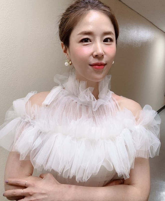 In his debut 24 years, Hong Il Shin Ji of Koyote, the longest mixed group in Korea, showed a bright dress look.Shin Ji posted a photo of her pose on her SNS on the 27th wearing a pure white shadres.Shin Ji released photos taken from various angles with the article Dress was so good to have a good place together # Gaon Chart Music Awards # Awards.In the photo, Shin Ji was elegant and bright with a dress with feathery wrinkles on his neck, arms and chest.It is as good as a new bride, with finely collected hair, simple pearl earrings, and white mash shoes.Fellow seniors are also surprised by the look of Shin Ji, who looks like shes wearing a Wedding Dress: Yangmira says, Oh, my sister!, and Park Jun-hyung was a response to the Huck Great.Shin Ji replied to an acquaintances article, Going! Finally going! Going? Going!! Im going to the next schedule.On the other hand, Shin Ji attended the 11th Gaon Chart Music Awards held in Jamsil, Seoul on the 27th.Photo Source  Shin Ji SNS