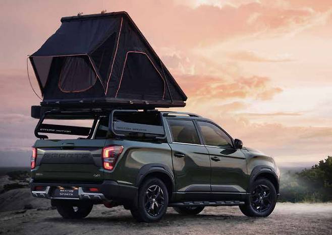 쌍용차 렉스턴 스포츠 칸에 루프탑 텐트를 설치한 모습