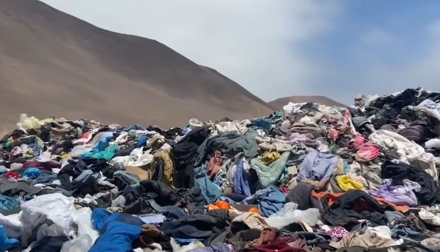 칠레의 사막에 버려진 패스트패션 의류들이 쓰레기 산을 이루고 있다. 출처: youtube/RT *재판매 및 DB 금지