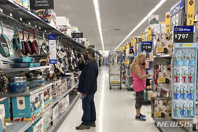 [버넌힐스(미 일리노이주)=AP/뉴시스]지난 5월23일 미 일리노이주 버넌힐스의 월마트 매점에서 소비자들이 쇼핑을 하고 있다. 2021.10.26