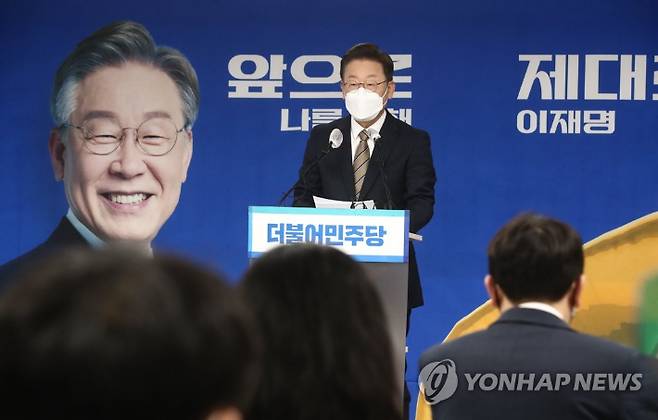 더불어민주당 이재명 대선 후보가 26일 오전 서울 여의도 중앙당사에서 기자회견을 열고 정치혁신 구상을 발표하고 있다.