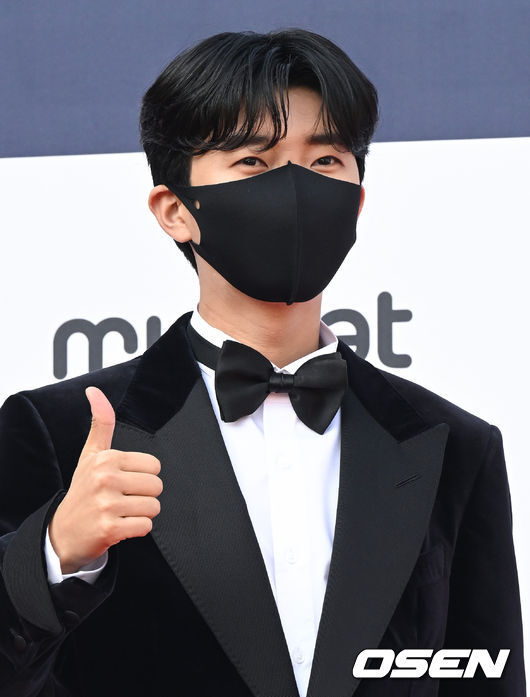 On the afternoon of the 27th, a red carpet photo wall event was held ahead of the 11th Gaon Chart Music Awards at Jamsil Indoor Gymnasium in Songpa-gu, Seoul.Singer Im Young-woong poses on the red carpet. 2022.01.27