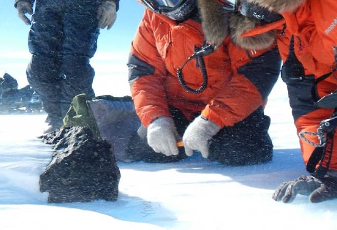 남극 표면에서 발견된 운석의 모습