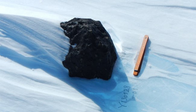 남극에서 발견된 운석의 모습