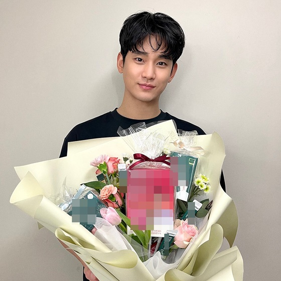 Kim Soo-hyun posted a picture on his instagram on the 27th.In the photo, Kim is smiling with a large bouquet of flowers, and a clear eye-catching figure like a small face and a sculpture gathers attention.On the other hand, Kim Soo-hyun recently appeared in the original Coupang Play One Day.One day is an eight-part crime Drama depicting the fierce survival of a college student who became a suspect in a night of murder in an ordinary college student and a bottom-level third-class lawyer who does not ask the truth.