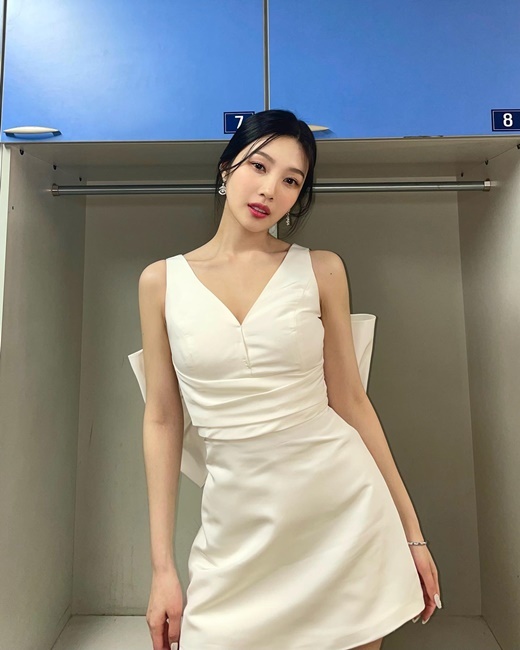 Group Red Velvet member Joy flaunts beautyJoy posted several photos on his instagram on the 28th with the comment Gaon Chart.In the open photo, Joy is wearing a white sleeveless one piece with a large ribbon on his back and is taking a pose.The figure of Joys winged angelic dress catches his eye.Joy also sported a deep-cut dress and a right-angle shoulder line, braided with a padded head and accentuating her glamorous features, which drew admiration.Meanwhile, Joy is in public with singer Crush.