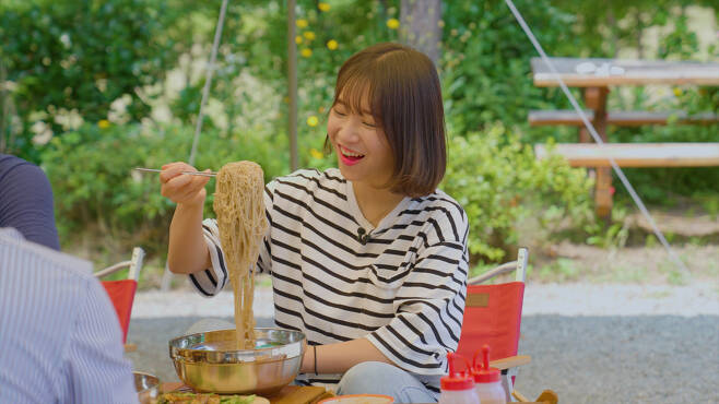 한국화학연구원 유튜브 '맛있는 화학'에서 먹방 유튜버 쯔양이 냉면을 먹고 있다.[한국화학연구원 제공]