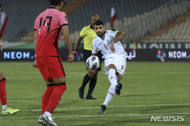 [테헤란=AP/뉴시스] 이란의 메흐디 타레미(오른쪽)가 지난해 10월 13일 이란 테헤란 아자디 스타디움에서 열린 한국과 2022 FIFA 카타르 월드컵 아시아지역 최종예선 A조 홈경기에서 슈팅을 하고 있다. 2022.01.28.