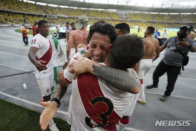 [바랑키야=AP/뉴시스] 페루 대표팀 선수들이 콜롬비아 바랑키야에서 29일(한국시간) 열린 콜롬비아와 2022 카타르 월드컵 남미지역 원정경기에서 승리한 뒤 기쁨을 나누고 있다. 2022.01.29.