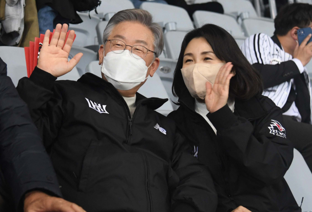 (왼쪽부터) 더불어민주당 이재명 대선 후보와 아내 김혜경 씨 / 사진=연합뉴스