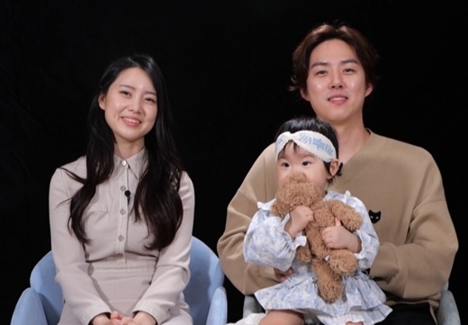 In The Return of Superman, actor Baek Sung-hyuns first Superman Top Model is unfolded.KBS 2TV The Return of Superman (hereinafter referred to as The Return of Superman) 417 times, Parenting is fun ~ Heung!And on this day, the 14-month daughter of actor Baek Sung-hyun, who made his debut 29 years ago, will be released on the spot.The struggle of novice Father Baek Sung-hyun and Seo Yoon-yis cute charm are expected to bring fresh fun to viewers rooms.In the Stairway to Heaven, Songju Brother Baek Sung-hyun married a non-entertainer of the age of three in April 2020 and held his daughter Seo Yoon in October of the same year.It was born five weeks earlier than originally planned and was a little smaller than his peer friends, but he soon caught up with the growth rate of other children as well as quickly as possible, and it was said that he made his mother - Father troubles go away.In a recent shoot, Baek Sung-hyun started a day with his wife.On the other hand, Seo Yoon-yi, a 14-month-old daughter who happened in the room alone, woke up in the room alone, but she did not cry and talked with the camera for the first time.Baek Sung-hyun, whose all three families rise and introduce themselves as white deacons, set up breakfast for his wife and daughter.Baek Sung-hyun, who takes out the Chinese food and cooks with the scent of coriander. His recipe was Baek Jong-wons recipe.I wonder how much Baek Sung-hyuns cooking skills were, and how his wife and Seo Yoon-yi would react.In addition, Seo Yoon-yis amazing vocabulary surprised all the staff at the scene, and the 14 months of incredible vocabulary inspired everyones admiration.Especially, Seo Yoon-yi is the youngest among the language geniuses that have been seen in The Return of Superman such as Seungjae, Hao, and Ha Young-yi.The first Superman Top Model of the Baek Sung-hyun can be found at 417 The Return of Superman, which is broadcasted at 9:15 pm today (30th).