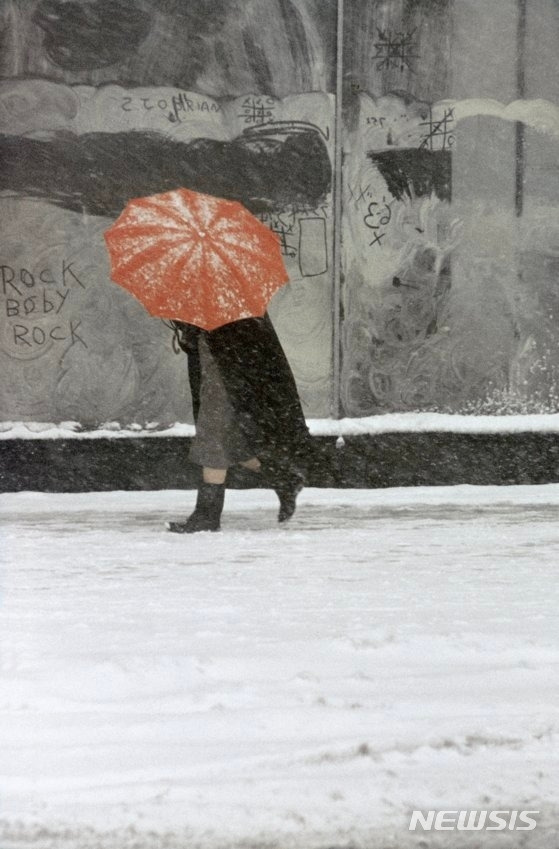 [서울=뉴시스]사울 레이터, 빨간 우산, 1958, Saul Leiter Foundation.  piknic에서 사울 레이터: 창문을 통해 어렴풋이전시가 3월27일까지 열린다.