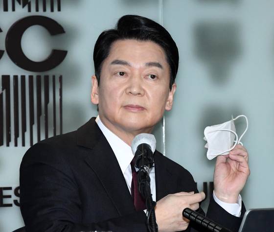 (서울=뉴스1) 국회사진취재단 = 안철수 국민의당 대선후보가 28일 서울 중구 한국프레스센터에서 열린 서울외신기자클럽 초청 기자간담회에 참석해 마스크를 벗고 있다. 2022.1.28/뉴스1