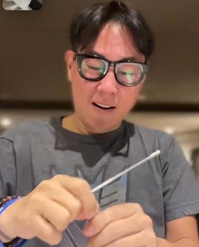 On the afternoon of the afternoon, Yoon Jong Shin posted a picture on his instagram with an article entitled I hope that I will be able to break up with Corona in the new year and smell and breathe all the time in the new year.In the open photo, Yoon Jong Shin is in the process of conducting a Corona 19 self-inspection while making a video call with his wife, Jeon Mi-ra.The laughter of Yoon Jong Shin, who is sore and painful, and Jeon Mi-ra, who laughs at her husband, contrasts.Park Myeong-su left a comment saying Its fun  and Hongja said, I am happy for the new year.Meanwhile, Yoon Jong Shin, who was born in 1969 and is 53 years old, married Jeon Mi-ra, a tennis player in 2006, and has a son, Raik, a daughter, and Rao.Currently, he is appearing in programs such as Also 2 and You are in a harsh situation 3.Photo: Yoon Jong Shin Instagram