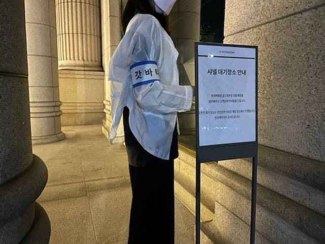 줄서기 대행업체 직원이 샤넬 오픈런 대기장소에서 줄을 서고 있다. /김태균 대표 제공