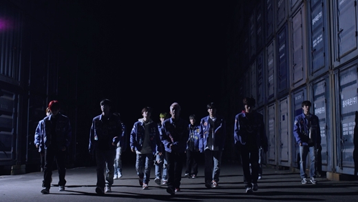 Focus Film (FOCUS FILM) from the group Treasure has been released.On the 2nd, YG Entertainment, a subsidiary company, posted a Focus film that intuitively shows Treasures title song JIKJIN concept.In the video, the total of 12 people in the video was dressed in a blue jacket reminiscent of a car racer, and a charismatic eye was emitted.The dynamic energy of those who continue to move toward the camera was full.In particular, some of the sound of the title song JiKJIN was added to capture the fans ears.The beat of the atmosphere that is even more heightened than the section that took off the veil in the recently introduced visual film (VISUAL FILM) gave a thrilling thrill. It made me expect a powerful hip-hop sound that foresaw Treasures popular storm run and a magnificent and speedy song development.YG Entertainment said, JIKJIN is the most powerful song that Treasure has ever shown, and the performance of the past has been prepared. Please expect music video with large-scale resources.Treasures new album, The Second Step: Chapter One (THE SECOND STEP: CHAPTER ONE), will be released on the 15th.The albums pre-order volume, which is currently on sale, exceeded 600,000 copies in about eight days, foreseeing its highest performance.Considering that it was about a month before the release of the physical album at the time of the first aggregation, the final order volume is expected to increase further.