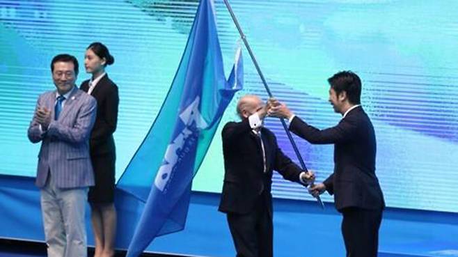 2019년 광주 세계수영선수권대회 폐회식에서 대회기를 전달받던 다카시마 소이치로 후쿠오카시장(맨 오른쪽) (사진=연합뉴스)