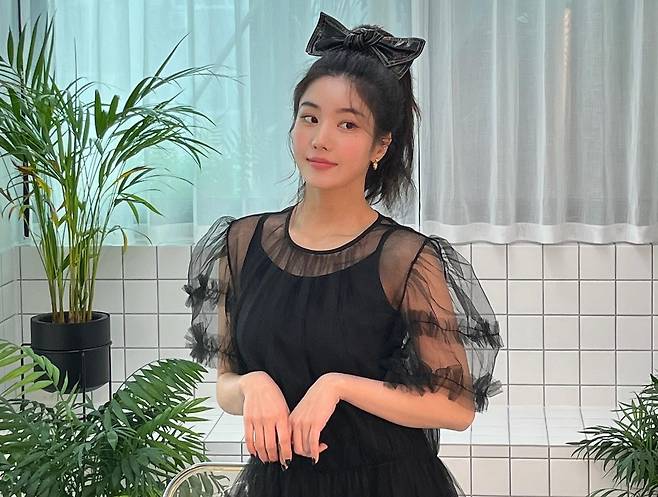 Singer Kwon Eun-bi from Aizwon has been in the midst of Corona 19 confirmation.Kwon Eun-bi posted several photos on his instagram on the 1st without comment.Inside the picture is a picture of Kwon Eun-bi wearing a black dress.He was attracted to the charm of Salang Salang with chiffon material, and he showed off his perfect princess visuals by adding freshness to a youthful ponytail finished with a large ribbon pin.Kwon Eun-bi also showed off her plump personality with a behind-the-scenes cut with a colorful color jacket.Fans cheered with comments such as Its so beautiful, Lets not get sick anymore, and Come back.On the other hand, Kwon Eun-bi was confirmed to have been confirmed on January 27 and stopped all activities. It completed the second inoculation, but it was infected after close contact with the confirmed person during preparation for the new song.