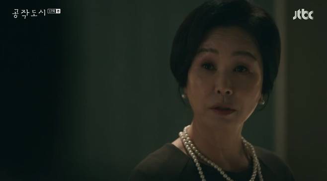 City Kim Mi-sook killed Lee E-Dam.Kim Mi-sook, who covered Lee with Murder An Innocent Man, threatened Soo Ae with the words Savoema to trample all your things thoroughly.JTBCs City of the Duke broadcast on the 2nd depicted the end of Lee Seol (Lee E-Dam) and tears of Jae Hee (Soo Ae).In Jae Hees declaration of revenge, Han Sook (Kim Mi-sook) said, Get your head up. Have you forgotten where you came from? What can you do with your back to me?What do you think you can get from this Seo Han-sook?You can just crush everything you cant have, said Jae Hee, and expect it, because youll ruin Savoie thoroughly.But the declaration of war also briefly: Jae Hee was in great shock as Lee Seol was killed in front of Jae Hee.Lee Seols friend Yong-seop, who met Jae Hee at the scene, said, You have to run away quickly because you do not know anything. Jae Hee grabbed Jae Hees arm, but Jae Hee said he could not leave Lee Seol alone.Meanwhile, Lee Seol, who was alive, met Jun Hyuk (Kim Kang-woo) and said that he should have been guilty of Jun Hyuk seven years ago.So Junhyuk said, Do you want me to believe that? Where is this? Who is buying you?The embarrassed Lee Seol resisted, and Junhyuks body remained alive.Junhyuk, who heard the news of Lee Seol late, said to Han Sook, I knew how scary he was, but he is a great person.Han Sook handed over the manipulated suicide note to Jae Hee and said, It would have been difficult to tell a lot of lies that I could not afford.So I guess I wanted to say Im sorry to see you last, and I dont think Ive had the courage to do that.I think its better to take pity on her poor life and cover it up quietly, he added brazenly.Han Sook had sent an employee to kill Lee Seol while he called Junhyuk.On this day, Han Sook admitted, I cleaned up Lee Seol, but to Jae Hee, Now, please wake up. If you stop here, I will forgive you.If youre going to disobey me, all of you will be trampled on Savoie, he warned.As a result, Jae Hee was at the crossroads of choice, and at the end of the play, Jae Hees ex-boyfriend and assistant, Chung Ho (Lee Chung-ju), wrote Murder An Innocent Man,