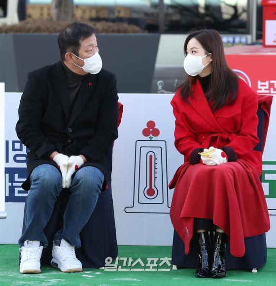 The closing ceremony of Love Fruit Hope 2022 Sharing Campaign was held at Seoul City Hall Plaza on the morning of the 3rd.Singer EXID member Solji, basketball player Hur Jae, and broadcaster Jeon Je-hyang, who are ambassadors for love fruits, attended the event.