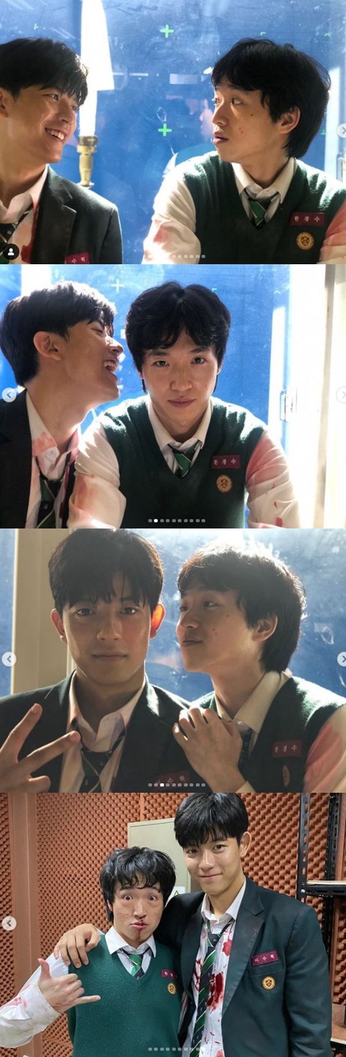 My school now Park Solomon released a two-shot with Ham Sung-Min.Park Solomon posted a picture and a picture on his instagram on the morning of the 3rd, I am sorry and thank you for being a lightman (Kam Sung Bin).Inside the photo is a two-shot of Park Solomon and Ham Sung-Min at the shooting site of the Netflix original series Now My School.The pair showed a friendly and fresh-cut Kemi, who also added a warm smile to Park Solomons beaming smile.In another photo, a delightful Settai-playing Ham Sung-Min and Park Solomon were captured.They gazed ahead, and one looked like a zombie or tried to bite, and they emanated a pleasant charm.In addition, he showed off his cute and cute Kemi with his friendly shoulder companion.Park Solomon and Ham Sung-Min, on the other hand, played Lee Soo-hyuk and Kyungsu in My School Now respectively.
