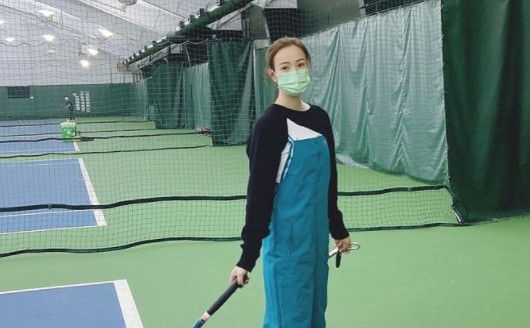Actor Son Tae-young has reported his current status in tennis.On the morning of the 3rd, Son Tae-young posted a picture on his instagram with the phrase Oh...Its harder today ... to get a quick ice latte ~ gun.In the photo, Son Tae-young took a picture at the tennis court. He showed off his fresh beauty wearing a racket and comfortable clothes.On the other hand, Son Tae-young married actor Kwon Sang-woo in 2008 and has one male and one female.