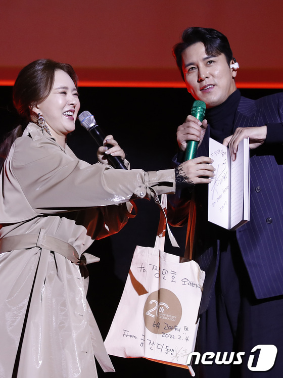 Seoul=) = Singer Jang Min-Ho (right) attends the Geum Jan Di regular 4th album You Are a Masterpiece mini concert at CGV Yeongdeungpo branch in Yeongdeungpo-gu, Seoul on the afternoon of the 4th, and is receiving an album containing a letter from Geum Jan Di.