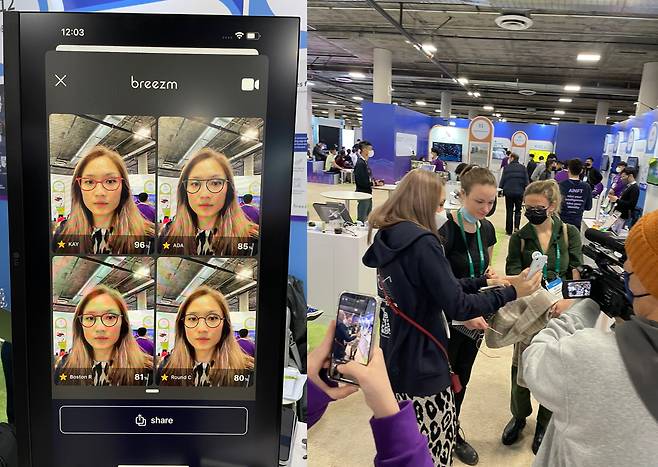 브리즘에서 개발한 안경 시착 앱을 이용하는 모습. 얼굴 정보를 측정해 내게 맞는 안경을 추천하고, 3D 프린터로 미세한 값까지 고려해 안경을 제작한다. /브리즘 제공