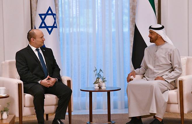 나프탈리 베네트(왼쪽) 이스라엘 총리가 지난해 12월 아랍에미리트(UAE)의 아부다비에서 UAE 실세인 무함마드 빈 자예드 알 나흐얀(오른쪽) 아부다비 왕세제와 회담하고 있다.