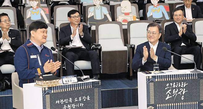 文은 국내 소부장 기업 격려했지만… - 2020년 7월 문재인 대통령이 이천 SK하이닉스 사업장을 방문해 소재·부품·장비 기술 개발 현황과 성과를 보고받은 뒤, 박수를 치고 있다. 정부는 2019년 7월‘소부장 독립’을 선언하고 각종 지원 정책을 펼쳤지만 지난해 일본으로부터의 소부장 수입액은 오히려 증가했다. /연합뉴스