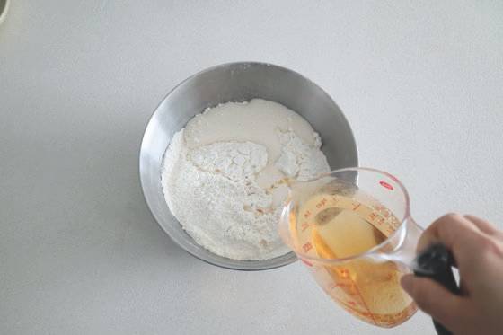 비어 브레드는 맥주에 따라 맛과 향이 달라지므로, 취향에 따라 맥주를 골라 넣어보는 것을 추천한다. 사진 중앙북스.