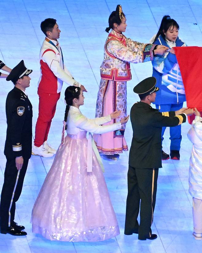 4일 오후 열린 2022 베이징 겨울올림픽 개회식의 중국 국기 입장에서 한 여성(앞줄 가운데)이 한복을 입고 있다. 김경록 기자