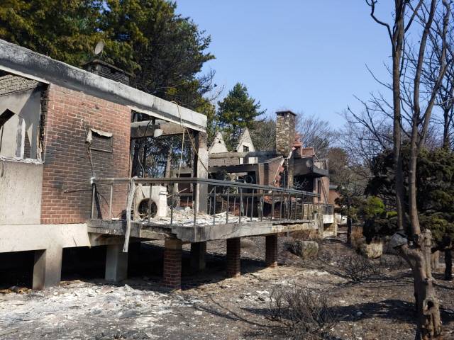 ▲ 산불로 전소된 영랑호리조트 빌라형콘도가 회원들의 동의를 얻기 어려운 상황이어서 장기 흉물로 방치될 우려를 낳고있다. 자료사진