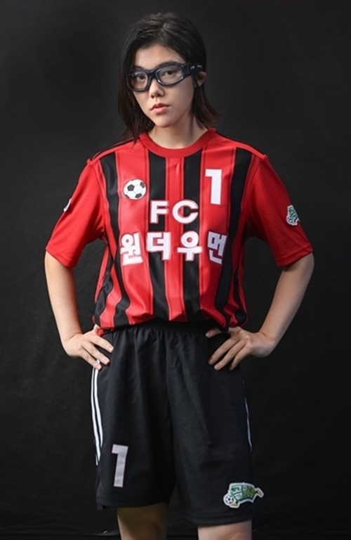 On the 4th of last month, Hwang So-yoon posted a direct explanation on the point of some netizens called non-Paul Manafort about the play of Kyonggi in SBS Kick a goal which was recently revealed among netizens through his Instagram story.Bull Yoon played in FC Wonder Woman vs. FC Top Girl and Kyonggi, which were released on January 26th Kick a goal.Bullsy played for FC Wonder Woman; she shot after a kick from the mainman, with FC Wonder Woman leading 2-1 in the second half.Kim Bo-kyungs nose, which came from behind her after the shot, was hit with his arm; Kim Bo-kyung also fell on the ground after a collision with Hwang So-yoon.In the first half, FC Wonder Woman scored the second goal, and Hwang So-yoon fought with golfer Ayumi.Ayumi was blocked by Hwang So-yoon and a scene was broadcast that seemed to be unable to get the ball out.Some netizens pointed out that Bull Yoon played non-Paul Manafort.So, Hwang So-yoon posted an article starting with Lets write a note explaining the situation and the present mind through the soccer Kyonggi broadcast last week!Regarding the collision with Kim Bo-kyung, he said, There was a situation where my arm and Bogyeongs nose were bumped.Of course, if I was sensing it, I would have apologized immediately, but I could not judge exactly what the situation was when Kyonggi was stopped because the situation was pushed and there was no situation. I was surprised to hear that I was hit by my arm after that.After Kyonggi was over, I met with Bogyeong, and after that I watched the broadcast and monitored the situation of Kyonggi properly. After that, I called Bogyeong separately and apologized again, and they were cheering each other while contacting each other!There was such a situation behind the screen, he added.In other matters, the tactic I was constantly instructed to push the ball in front of the goal with a second ball and to interfere with the golfers view as much as possible, said Hwang So-yoon. I continued my training and was first tried at the time of Kyonggi with the top girl.I have never played football systematically before, so I could not know what was allowed and fouled.So I learned while training, and I trusted and followed the judgment of the two judges and the bishops on the spot. I was overheated because it was the first Kyonggi after this mission training, and I did not think there was a problem because there was no referee whistle. If someone catches the intention clearly, do not catch it! I learned it while practicing to shout.At that time, my team felt that physical was inferior, and I felt that I was not more active than other team members, so I had a more active attitude.I was able to travel as it was entered by pulling the uniform in the standing situation, but I talked with the aftershock after Kyonggi. I am frustrated because I can not fully put my mind on the screen, and I can not put all the back and forth situations.But I have been working on Kyonggi with a fairly normal attitude without any bad heart or intention.I started with a pure heart that I wanted to do a celebration in the program together, and I practiced hard and tried hard to contribute to the team.I am uncomfortable with the program fans and viewers who are expecting and cheering anyway. Finally, Hwang So-yoon said, I hope that many people, including the cast members and the coachs coach crew, will be able to practice and play in Kyonggi with their sincerity.Thank you, go on, he said.Meanwhile, Hwang So-yoon is a player of FC Wonder Woman and is leading the teams attack with Song So-hee.