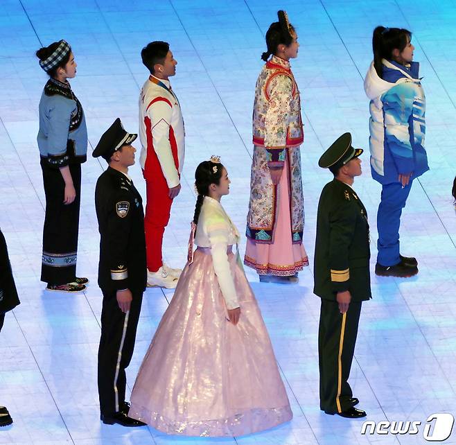 4일 중국 베이징 국립 경기장에서 열린 2022 베이징 동계올림픽 개막식에서 한복을 입은 여성이 오성홍기를 든 소수민족 중 하나로 표현돼 논란을 빚고 있다. 2022.2.5/뉴스1 © News1 박지혜 기자