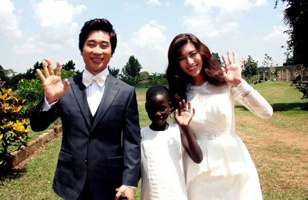 Actor Kim Jung-hwa told the news of the marriage of a long-sponsored Africa girl.Kim Jung-hwa told his SNS on the 7th, I first met Agnez Mo, 6 years old in 2009, and I became a mother at the age of 27 and presented my father to Agnez Mo, who turned 10 years old in 2013.Agnez Mo, who became an adult in 2021, is still my daughter, although my sponsorship is over.In 2022, 20-year-old angel Agnez Mo is now a real adult and married yesterday. The photo was a wedding picture of Kim Jung-hwa and Yoo Eun-sung, who were photographed nine years ago.Between the two were Agnez Mo, a girl from Africa Uganda, whom Kim Jung-hwa referred to as daughter.It is not a daughter who gave birth directly, but I have been supporting for a long time and I have been able to see that she is staying between mother and daughter.Another photo showed Agnez Mo, who became a lady, smiling brightly with her husband.Kim Jung-hwa was married to a girl who was 10 years old when she was married.Kim Jung-hwa said, I am so upset that I did not come together with you, and when Corona is okay, I will run to see my son-in-law. I became Zhang Mo.Im running and Im shaking my ass. Congratulations. My daughter. I miss you. Agnez Mo.Kim Jung-hwa married composer Yoo Eun-sung in 2013 and has two sons.
