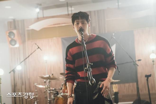 SBS 드라마 ‘너의 밤이 되어줄게’에서 밴드 루나의 보컬 윤태인 역을 연기한 배우 이준영의 출연장면. 사진 SBS