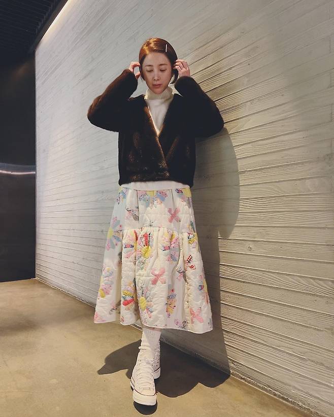 Seo In-young has reported on the latest.Seo In-young posted a picture on his instagram on the 7th with a flower emoticon.In the open photo, Seo In-young poses in a skirt with flowers on it, especially Seo In-young, who has just passed her bangs and completed her lovely hairstyle.The visual and luscious atmosphere drew attention during the Seo In-young.Chae Ri-na also left a comment saying cute.On the other hand, Seo In-young recently released OST I do not want much of KBS 2TV School 2021.Photo: Seo In-young Instagram