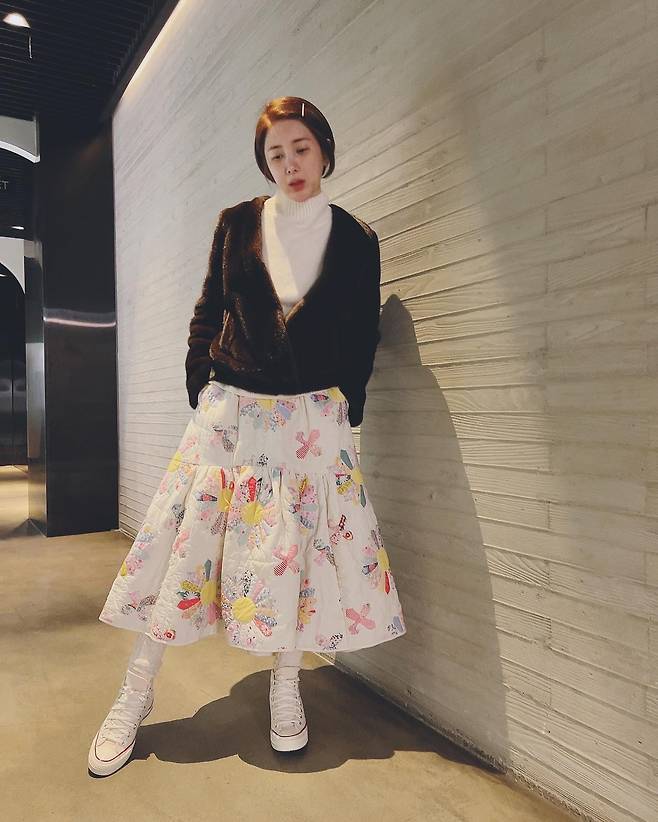 Seo In-young has reported on the latest.Seo In-young posted a picture on his instagram on the 7th with a flower emoticon.In the open photo, Seo In-young poses in a skirt with flowers on it, especially Seo In-young, who has just passed her bangs and completed her lovely hairstyle.The visual and luscious atmosphere drew attention during the Seo In-young.Chae Ri-na also left a comment saying cute.On the other hand, Seo In-young recently released OST I do not want much of KBS 2TV School 2021.Photo: Seo In-young Instagram