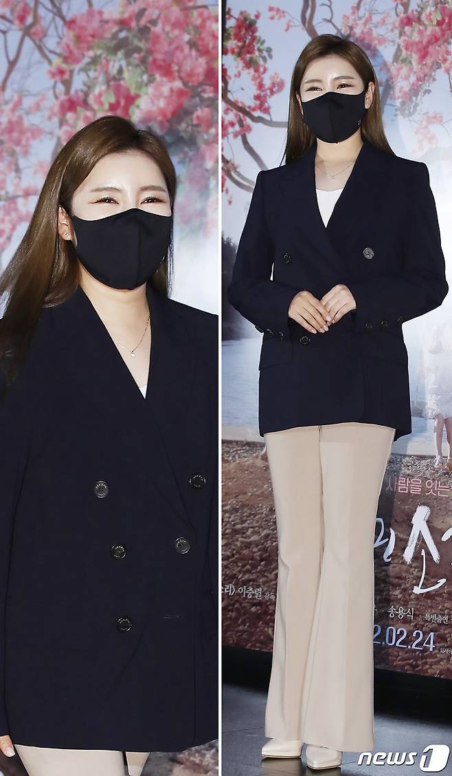 Seoul=) = Jindos daughter Song Ga-in attracted attention with a neat movie theater fashion.On the day, Song Ga-in wore beige pants in a dark navy double button jacket.Here, I styled cream shoes and black masks to complete a neat yet stylish movie theater fashion.On the other hand, Song Ga-in made a special appearance as Singer Song Ga-in in the new work Cammy Sound, which was released by Old Partner director Lee Chung-ryul in 13 years.I was impressed with the directors Old Partner and there was no reason not to come as a Jindo ambassador, he said.Cicada Sound is a film about the conflict and reconciliation of women and women, centering on the Jindo traditional folk play Relagic played by clowns and bonuses in the portrait house yard the night before the ceremony.