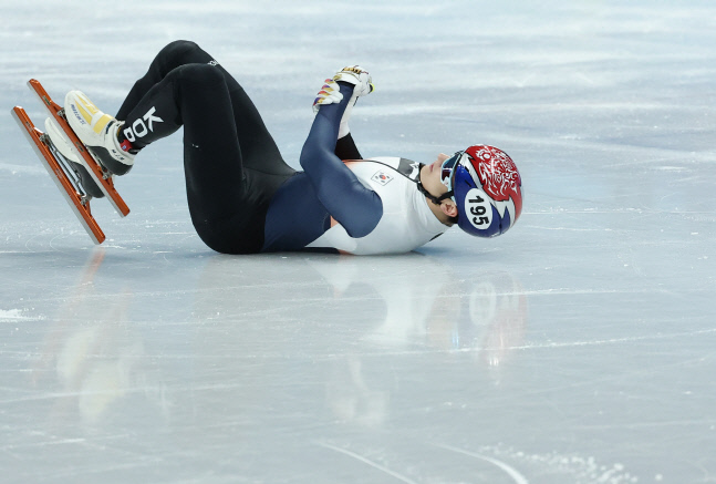 박장혁이 우다징 스케이트날에 부상을 입고 왼손을 부여 잡고 있다.베이징|연합뉴스