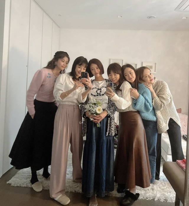 Actor Hwang Jung-eum boasted of friendship with Friends.Hwang Jung-eum posted a picture on his SNS on the 8th with a pink ribbon emoticon without any comment.The photo featured Hwang Jung-eum standing in the center between Friends and holding a bouquet of flowers in his hand.Hwang Jung-eum, a D-line ship, smiled happily and happily between Oh Yoon-a, Lee Ju-yeon, Jeon Hye-bin and Ayumi.The sticky friendship of female celebrities who seem to have gathered for Hwang Jung-eum draws Eye-catching.Meanwhile, Hwang Jung-eum married businessman Lee Young-don, a former professional golfer, in 2016 and gave birth to a son.Hwang Jung-eum was congratulated on the news of her second childs pregnancy after overcoming the divorce crisis last year.