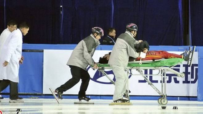 2011년 쇼트트랙 경기 도중 부상 당한 중국 선수 (출처=환구망)
