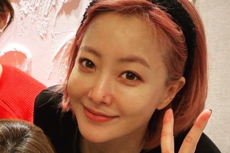 Actor Kim Hee-sun showed off her beauty with a shining face.Kim Hee-sun posted a picture on his instagram on the 9th with a hashtag called # Always # My Loves.This photo shows Kim Hee-sun with his acquaintances.Kim Hee-sun in the photo focused on the netizens attention while showing off their beauty without any correction and deep makeup.The doll-like features that perfectly digest the extraordinary pink hair also shined.Meanwhile, he will return to Choi Jung-in MBCs Tomorrow, which airs in March.This drama is a story about the dead lion, and in addition to Kim Hee-sun, RO WOON Lee Soo-hyuk and others appear.
