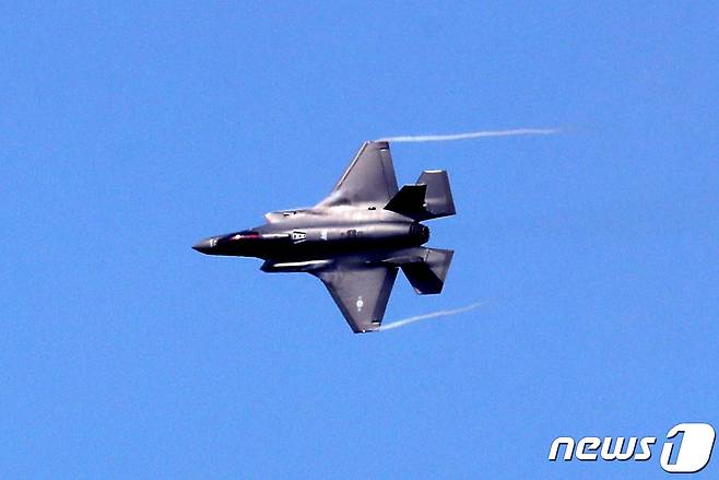 경기도 성남시 서울공항에서 비행 중인 'F-35A' 스텔스 전투기. © News1 조태형 기자