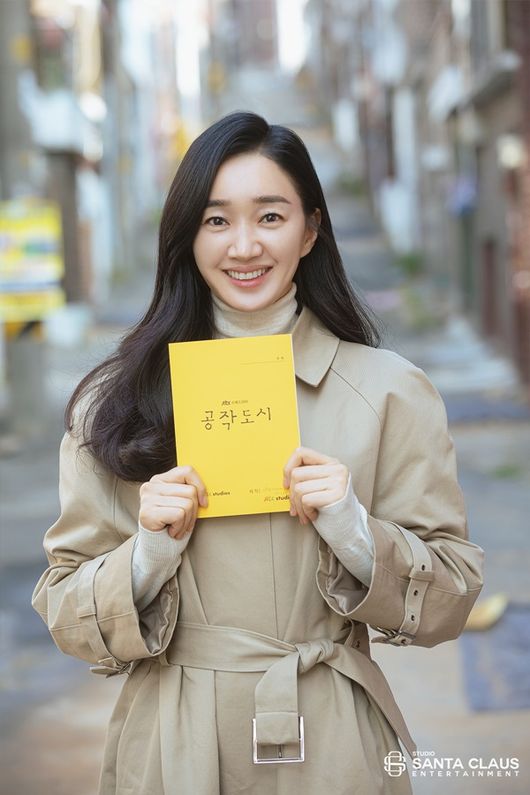 Actor Soo Ae released a script-certified shot to encourage the city hall ahead of the last episode of City of the Duke.In the JTBC drama The Duke City, which is about to air its last episode today (10th), Soo Aes shots of encouraging the main shooter, which is breaking down into a character, Jae Hee (Soo Ae), who is dreaming to make her husband, the representative of Art Spacezine and the out-of-wedlock of Sung Jin-ga, the president, were released and caught the attention.First, Soo Ae was impressed with the intense impression of the second daughter-in-law, Jae Hee, who is fighting with Sung Jin-gas real life Han Sook (Kim Mi-sook) and the struggle for power.After facing the past truth and death of the museum Dawsont Lee Sul (Lee E-Dam), who resembled himself here, Jae Hees fluctuating emotions and inconsistent movements raised the tension of the drama to the fullest.Soo Ae in the public photos has attracted attention because it has a different atmosphere from Jae Hee, who has an impact charisma every time he appears.Especially, it is not a way to convey complicated feelings to the house theater in the intertwined relationship, but it attracts more attention with the original vitality and vitality.In addition, the soo Ae, a smile of a smile that is being built with a pose with the script of City, emits a warm aura as if calling spring.Moreover, it confirmed the charm of the reversal with the aura which is contrary to the cool atmosphere of Jae Hee.Soo Ae, who is such a deep acting inner circle, not only increased the immersion of the drama with the digestive power and the emotional line that are connected with the character in the City, but also added understanding and persuasion to the narrative of the person who has been built up with a heavy center in the development of extreme.So, the expectation and interest of many people is gathered about what kind of performance Jae Hee, who has been standing at the opposite point with Sung Jin-ga, will perform on this broadcast today (10th) and what will be the end of this story.The last episode of City of the Duke will be broadcast at 10:30 pm today.Studio Santa Claus.