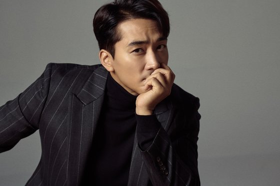Song Seung-heon greets viewers around the world through OTT works.Song Seung-heon will confirm her appearance on Netflix series The Courier (directed by Ui-Seok Jo) and showcase her new face.Captainer is a work that draws what happens in 2071 when a legendary courier 5-8 with extraordinary fighting skills meets a refugee April who dreams of a courier, the only hope of refugees, because of extreme air pollution.Webtoon of the same name, which is the original work of the work, gained great popularity at the time of the series with its unique materials and directing, and was also selected as the winner of the 2018 Asian Film Market E-IP Petching Awards.Song Seung-heon transforms into Billen Ryu Seok, who is responsible for the tension of the drama in this work.Ryu Seok is the only successor to the Chun Myeong- Group, which controls the world with oxygen as a weapon in a chaotic world that can not live without oxygen respirators.The director of courier was directed by Ui-seok Jo, who showed exciting action production in the movie Master and Watchers.Song Seung-heon has continued his ten-day career through his work on Voice Season 4, Want to Have Dinner, Player, Black, Sai-dang: Diary of Light.In particular, the two men add meaning to the reunion after a long time following the relationship with Ui-Seok Jos debut film Once Run in 2002.