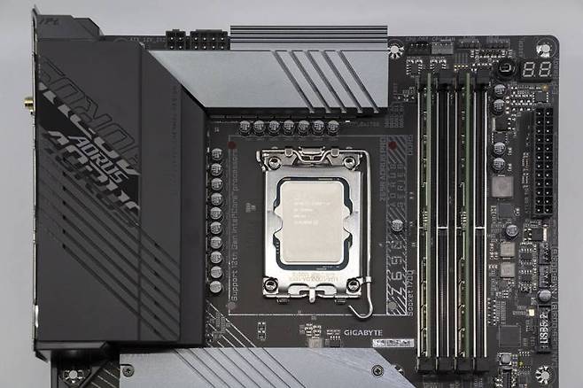 엘더레이크-S를 이용하려면 새로 나온 LGA1700 소켓 규격 메인보드가 필요하다