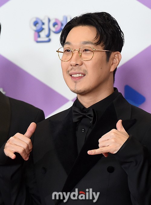 Broadcaster Haha was confirmed for Corona 19.Hahas agency, Kwan Entertainment, said on December 12, Haha was confirmed on the 12th by Corona 19.Haha had a negative response on the self-diagnosis kit test on the 9th, but from the afternoon of the 10th, he felt health problems such as Merxat and canceled the scheduled schedule and conducted isolation on his own.On the 11th, the rapid antigen test was positive, and the PCR test was conducted and the final positive test was conducted on the morning of the 12th. Haha has completed the second vaccination, and is currently suspending all schedules and taking necessary measures in accordance with the guidelines of the authorities.Meanwhile, Haha is appearing on SBS entertainment program Running Man.Running Man has been confirmed by Kim Jong-kook, Ji Seok-jin and Yang Se-chan.Hello, Kwan Entertainment.Our artist Haha has been confirmed by Corona 19 on December 12 and will be informed.Haha had a negative response on the self-diagnosis kit test on the 9th, but since the afternoon of the 10th, he felt health problems such as Merxat, canceled the scheduled schedule and conducted isolation on his own.After that, the test was positive in the rapid antigen test on the 11th, and after receiving the PCR test, it was finally tested positive today (12th).Haha has completed a secondary vaccination, and is currently suspending all schedules and taking necessary measures in accordance with the guidelines of the anti-virus authorities.We will work hard for Hahas treatment and rapid recovery, and we will continue to do our best for the health and safety of our artists and everyone in compliance with the guidelines.Thank you.